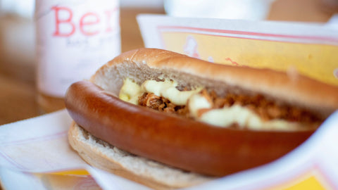 Hot Dog mit Wild Wiener, gerösteten Zwiebeln, Mayo und Ketchup in einem Hot Dog Brötchen