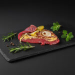 Produktfoto Damwild Roulade auf Brettchen von WildJaeger