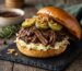 Wildschwein Pulled Burger im Brioche-Bun mit gezupftem Wildschweinnacken, Coleslaw, Gewürzgurken und Röstzwiebeln