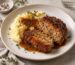 Wildschwein Hackbraten mit Linsen, angerichtet auf einem Teller mit Kartoffelpüree und Bratensauce